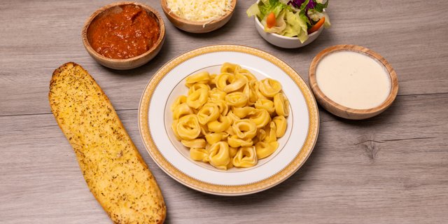 Cheese Tortellini w/ Meat Sauce