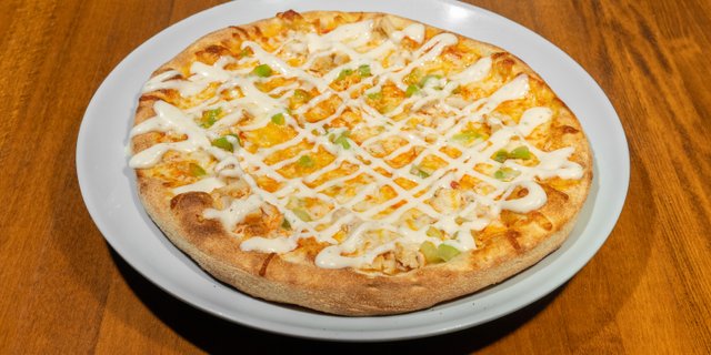 New York-Style Spicy Ranch Chicken Pizza