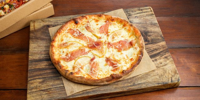 Prosciutto, Pear & Gorgonzola Pizza