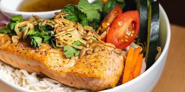 Grilled Atlantic Salmon Bun