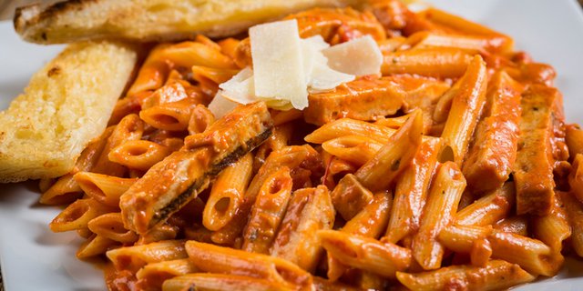 Full Tray A La Vodka Pasta w/ Grilled Chicken
