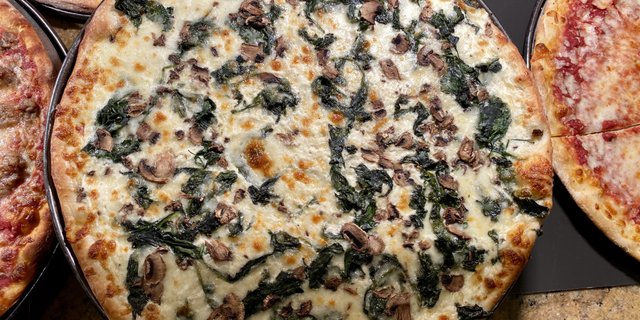 Spinach & Mushroom 17” Pizza