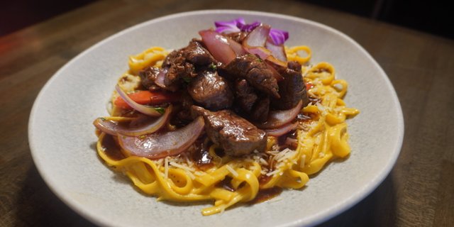 Fettuccine a La Huancaína Con Lomo Saltado