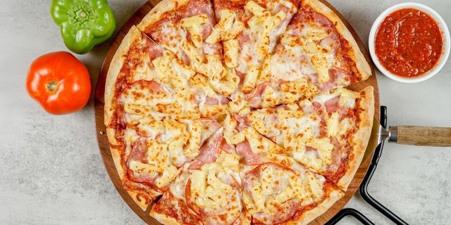 Pineapple Express(Hawaiian): 18 Inch (Serves 6 People)