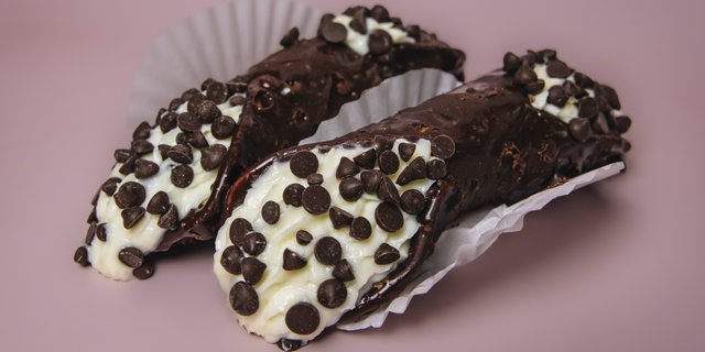 X-L Chocolate Cannoli