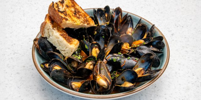 Mydia Axnista (Steamed Mussels)