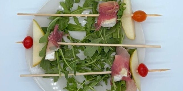 Pear, Brie, Prosciutto & Arugula Skewer Platter