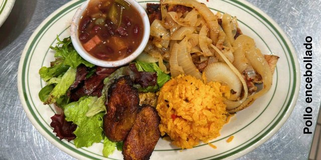 Pollo Encebollado