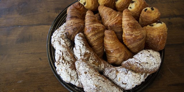 12 Assorted Freshly Made Pastry Tray