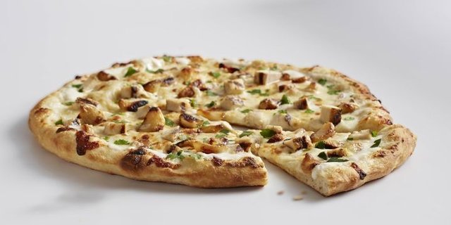 Gluten-Free Creamy Garlic Chicken Pizza