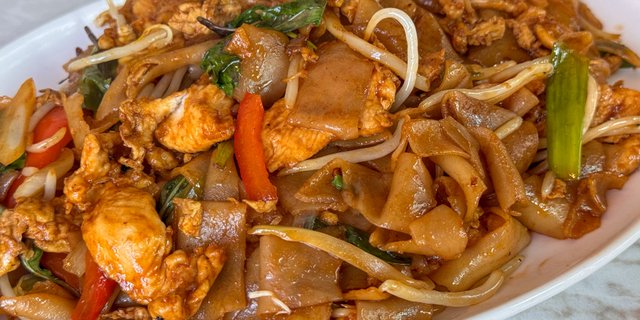Gluten-Free Drunken Noodles Tray