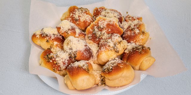 Half Dozen Garlic Rolls