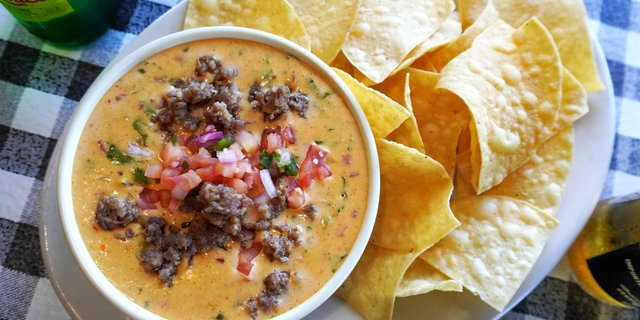 Alligator Queso & Chips