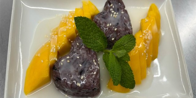 Sweet Sticky Rice w/ Mango