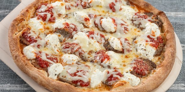 Meatball & Ricotta Pizza