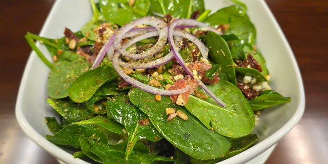 Spinach & Sun-Dried Tomatoes Salad