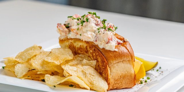 Cold New England Maine Lobster Roll