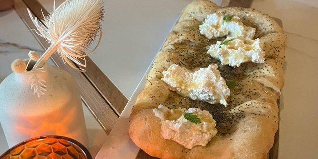 Hot Honey Sausage Pizzette
