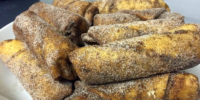Cinnamon-Coated Cannoli Rollette Box