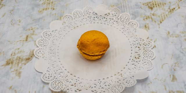 Banana Split Macaron