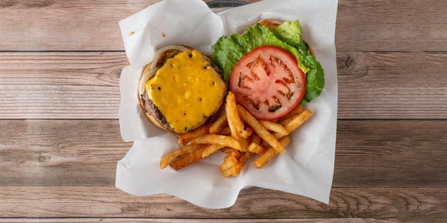 Cheeseburger w/ Fries Tray