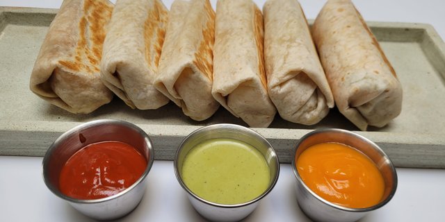 Cheese & Pulled Pork Carnitas Rollos
