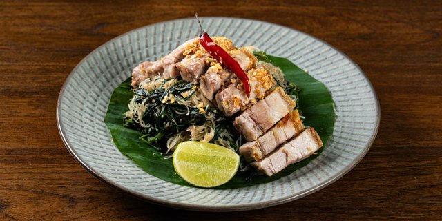 Individual Mee Boong Moo Krob