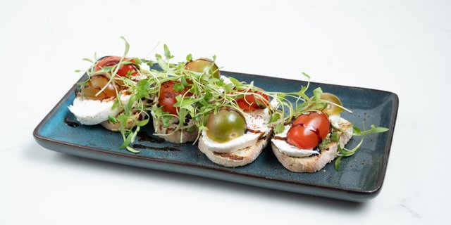 Caprese Crostini