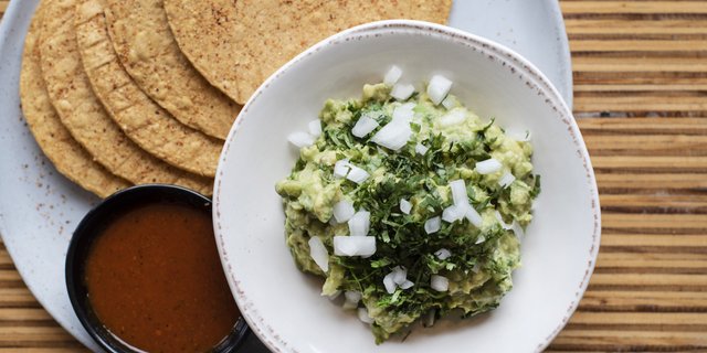 Guacamole w/ Chips & Guajillo Salsa