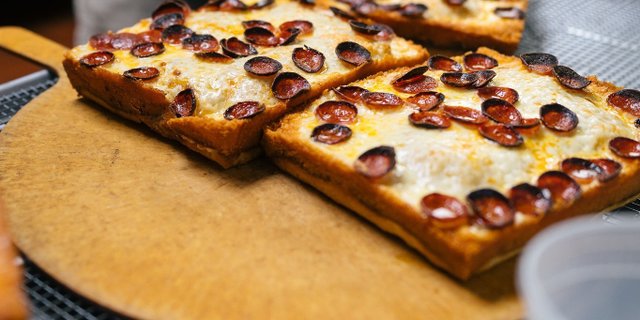 Detroit-Style Deep-Dish Pepperoni Pizza