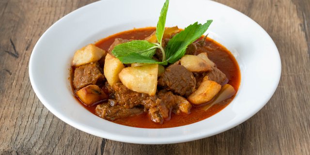 Burmese-Style Beef Curry