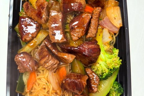 Steak & Vegetables Yakisoba Tray