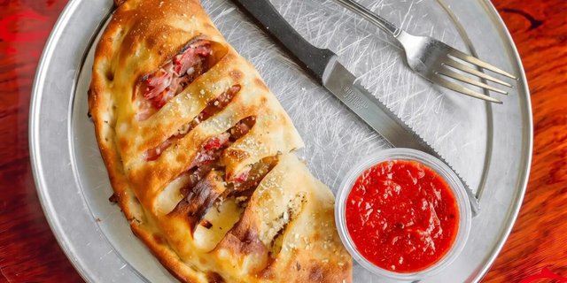 Deli Calzone