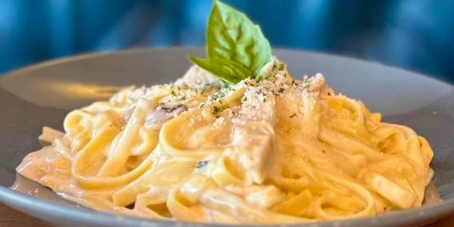 Fettuccine Alfredo Tray