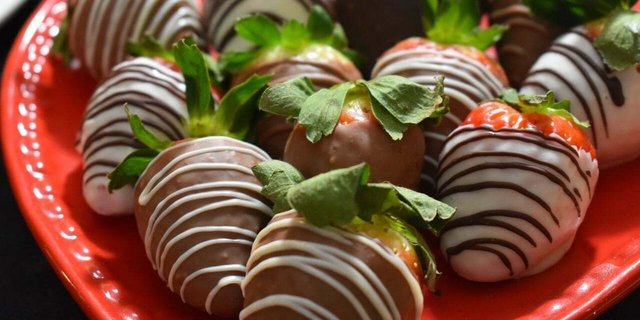 12 Chocolate-Covered Strawberries
