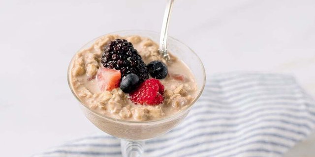 Overnight Oats w/ Fresh Fruit