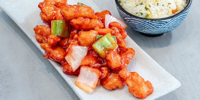 R23F. Sweet and Sour Chicken with Fried Rice Boxed Lunch