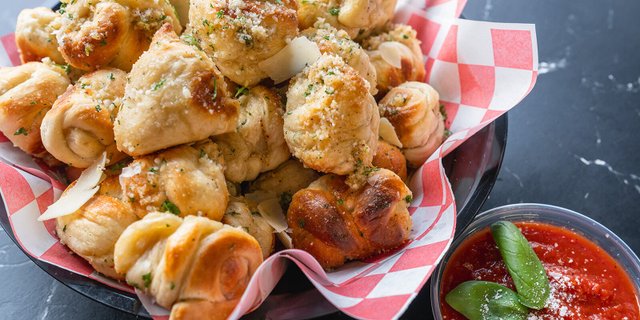 Garlic Knots & Sauce