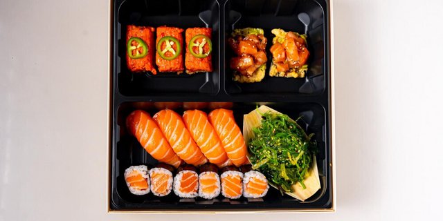 Salmon Sushi & Roll Bento