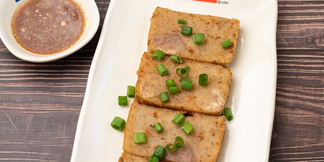 Fried Taro-Daikon Cake (芋頭糕)