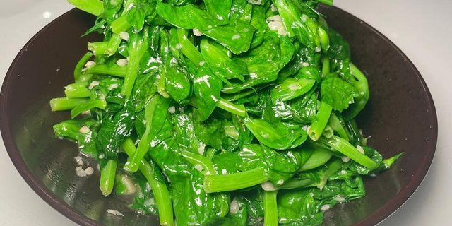 Sauteed Pea Shoots w/ Garlic Sauce