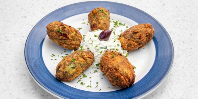 Kolokithokeftedes (Zucchini Fritters)