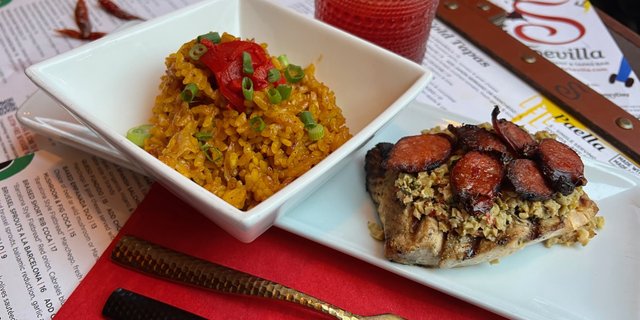 Salmon con Chorizo Boxed Lunch