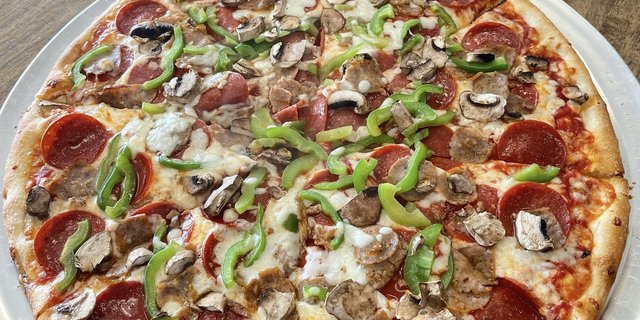 16" Deluxe Pizza