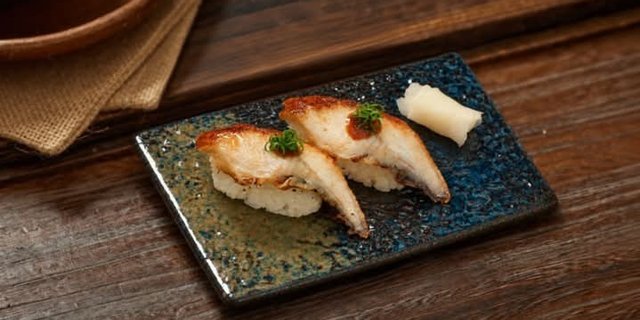 Yellowtail Sushi (2 Pieces)