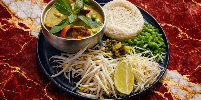 Khanom Jeen Gaeng Kiaw Wan Kai (Vermicelli Rice Noodles w/ Green Curry Chicken)