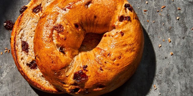 Cinnamon Swirl & Raisin Bagel Boxed Breakfast