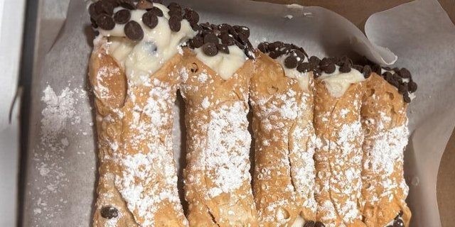 Cannolis Box