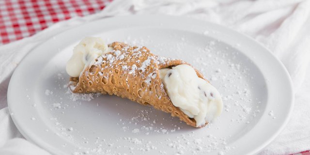 Dozen Cannoli