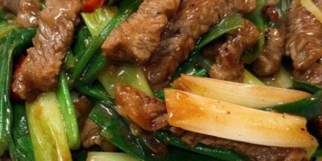 Beef w/ Scallions & Garlic Chives